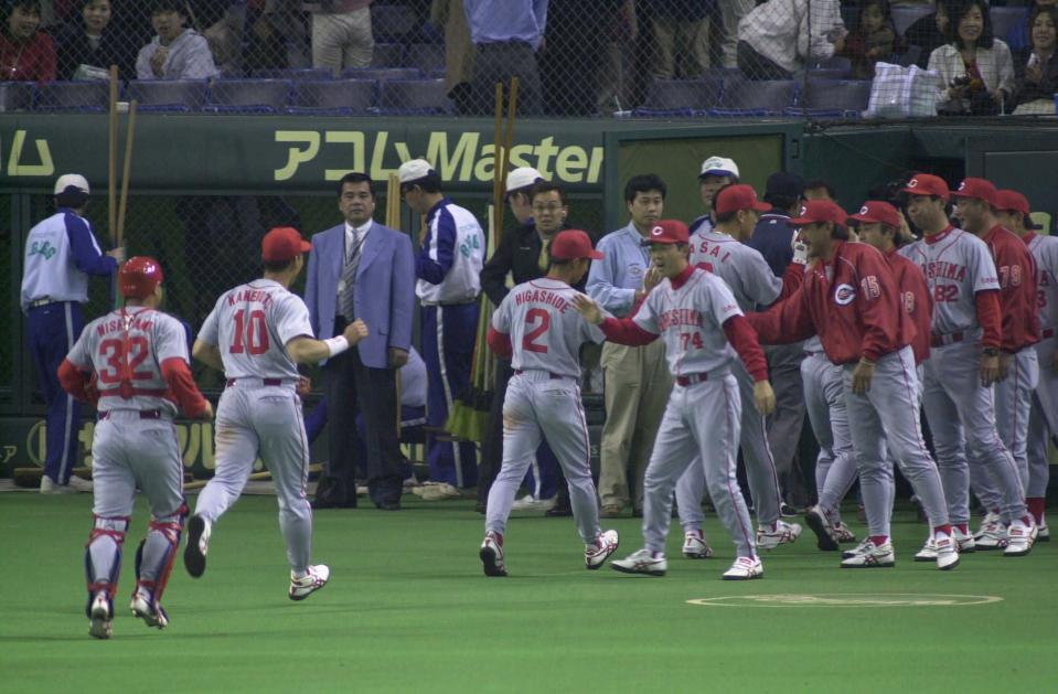 　ナインを迎える広島・達川監督＝２０００年４月