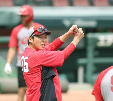 　全体練習で打撃指導をする新井監督（撮影・市尻達拡）