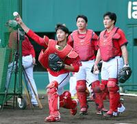 　捕手の練習に加わる二俣（左）＝撮影・立川洋一郎