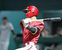 　５回、左前打を放つ二俣