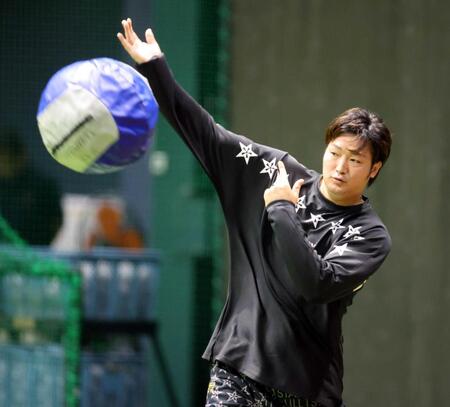 　メディシンボールを投げる床田（撮影・市尻達拡）