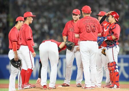 　３回、床田（左から４人目）のもとに集まる広島ナイン（撮影・石井剣太郎）