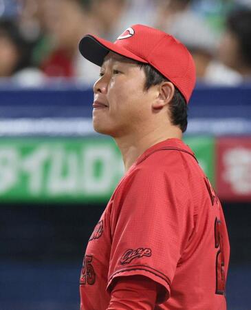 　選手の交代を告げる新井監督（撮影・石井剣太郎）