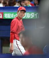 　選手の交代を告げる新井監督（撮影・石井剣太郎）