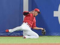 　６回、オスナの打球を好捕する中村奨（撮影・石井剣太郎）