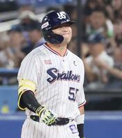 　７回、二ゴロに倒れた村上（撮影・石井剣太郎）