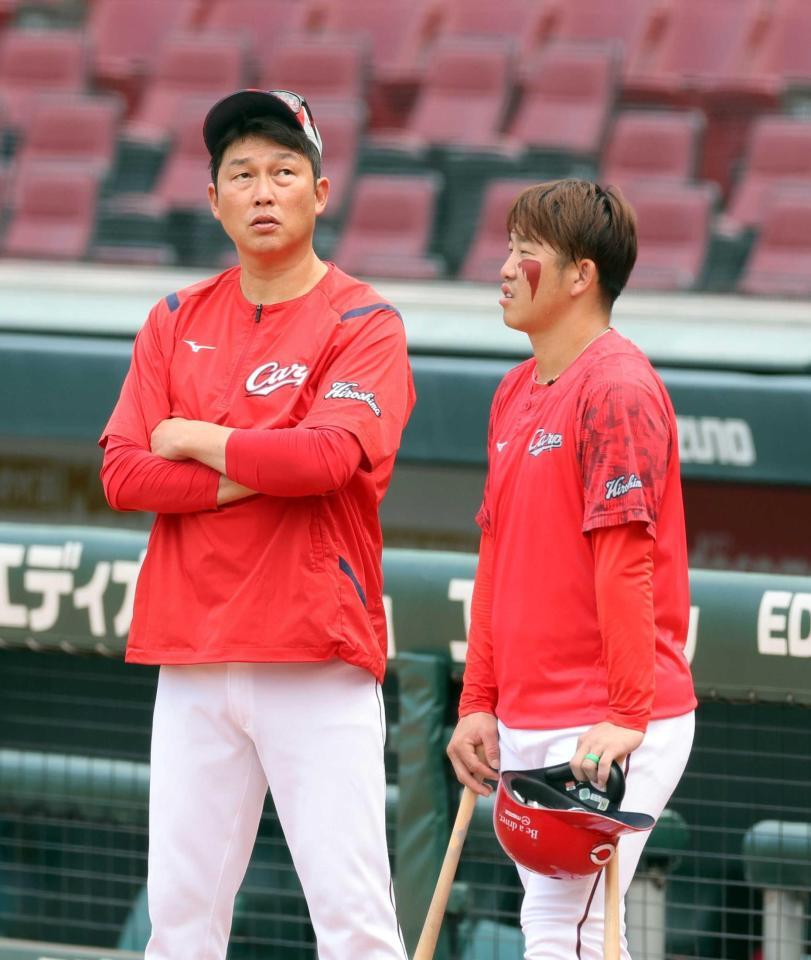 　サポートを約束した新井監督（左）