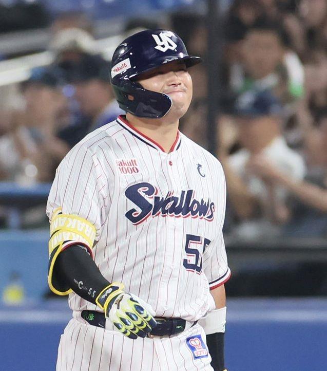 　７回、二ゴロに倒れた村上（撮影・石井剣太郎）