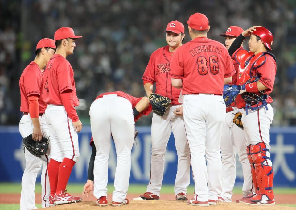 　３回、床田（左から４人目）のもとに集まる広島ナイン（撮影・石井剣太郎）