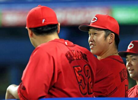 　ベンチで戦況を見守る小園（右）＝撮影・石井剣太郎