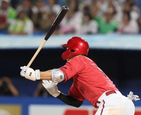 　７回、安打を放つ中村奨（撮影・石井剣太郎）