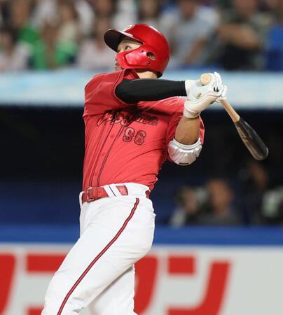 　１回、二塁打を放つ中村奨（撮影・石井剣太郎）