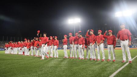 　神宮球場での最終戦を終えファンにあいさつする広島ナイン（撮影・石井剣太郎）