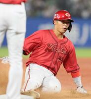 　５回、三塁に滑り込む内田（撮影・石井剣太郎）