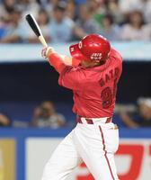 　４回、適時打を放つ佐藤啓（撮影・石井剣太郎）