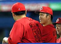 　ベンチで戦況を見守る小園（右）＝撮影・石井剣太郎