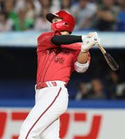 　１回、二塁打を放つ中村奨（撮影・石井剣太郎）