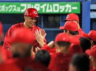 　１回、佐々木の先制適時打で生還した中村奨（撮影・石井剣太郎）