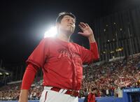 　ファンの声援に応える新井監督（撮影・石井剣太郎）