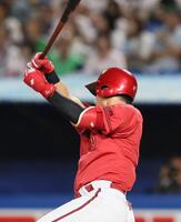 　１回、先制適時打を放つ佐々木（撮影・石井剣太郎）