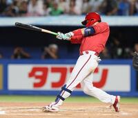 　６回、安打を放つ石原（撮影・石井剣太郎）
