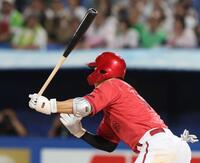 　７回、安打を放つ中村奨（撮影・石井剣太郎）