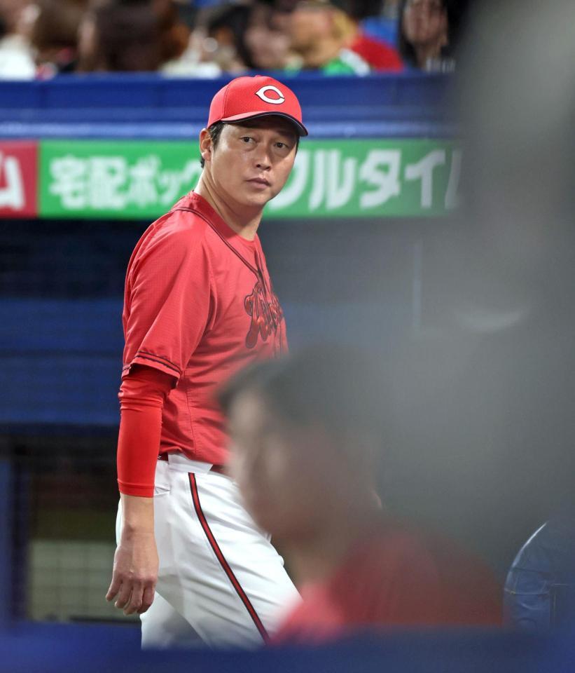 　選手の交代を告げる新井監督（撮影・石井剣太郎）