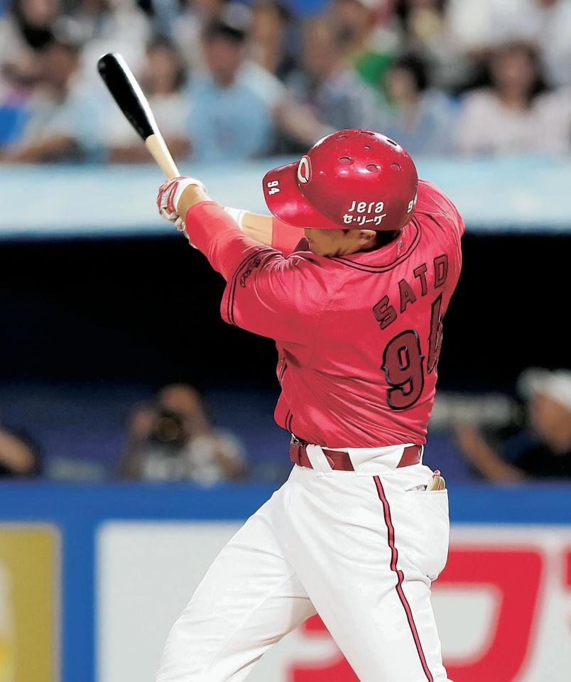 　４回、適時打を放つ佐藤啓（撮影・石井剣太郎）