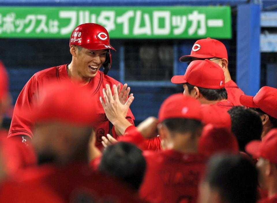 　１回、佐々木の先制適時打で生還した中村奨（撮影・石井剣太郎）