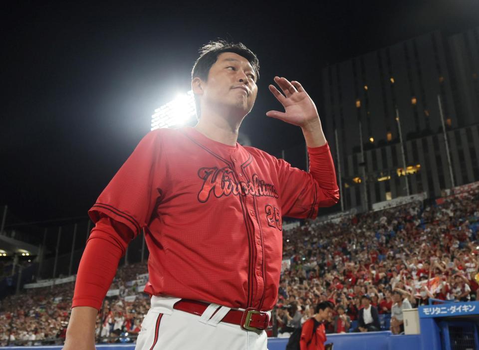 　ファンの声援に応える新井監督（撮影・石井剣太郎）