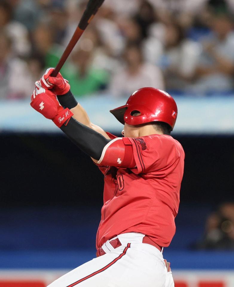 　１回、先制適時打を放つ佐々木（撮影・石井剣太郎）