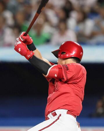 　１５戦連続となる安打を放つ佐々木（撮影・石井剣太郎）