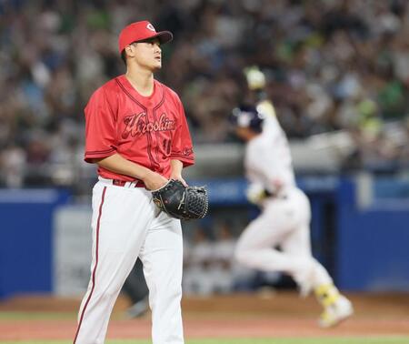 　１回、村上（奥）に逆転２ランを許した森（撮影・石井剣太郎）