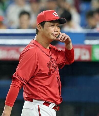 　選手の交代を告げる新井監督（撮影・石井剣太郎）