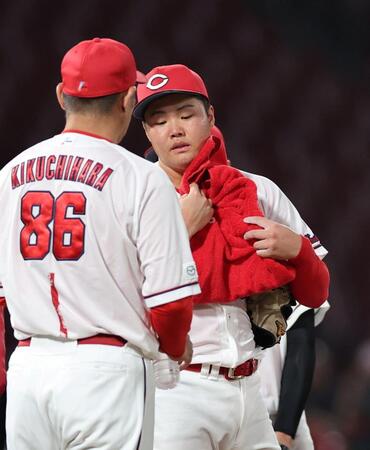 　２回、ピンチを招き、汗をぬぐう高（撮影・市尻達拡）