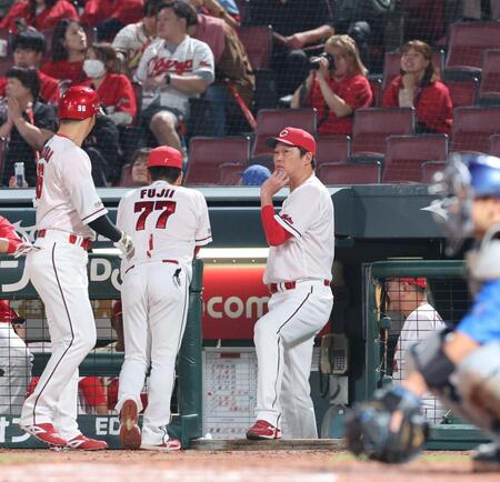 　７回、ファビアンが自打球によりベンチに下がり、交代選手などを思案する新井監督（撮影・市尻達拡）