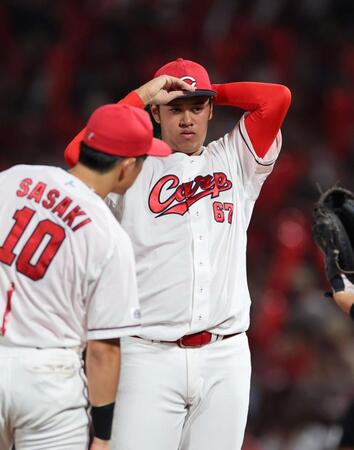 　７回、ピンチを招き、帽子をかぶり直す菊地（撮影・市尻達拡）