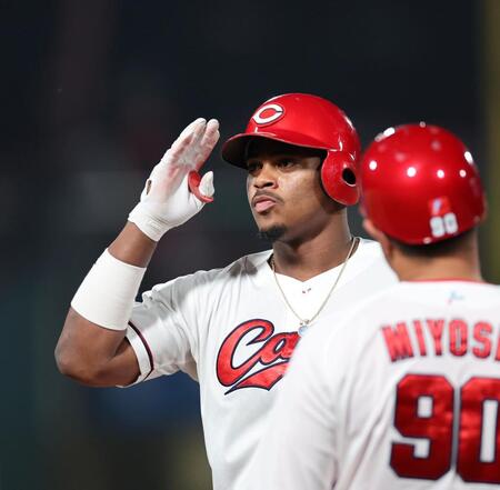 　１回、左前タイムリーを放ち、ポーズを決めるモンテロ（撮影・市尻達拡）