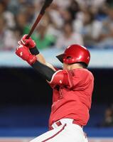 　１５戦連続となる安打を放つ佐々木（撮影・石井剣太郎）