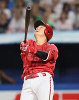 　２回、佐々木は邪飛に倒れる（撮影・石井剣太郎）