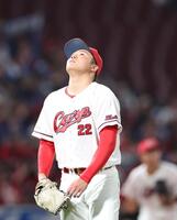 　２回、四球が絡んでの失点に、天を仰ぐ高（撮影・市尻達拡）