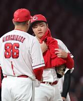 　２回、ピンチを招き、汗をぬぐう高（撮影・市尻達拡）