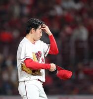 　８回、大量失点にうつむく常広（撮影・市尻達拡）