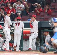 　７回、ファビアンが自打球によりベンチに下がり、交代選手などを思案する新井監督（撮影・市尻達拡）