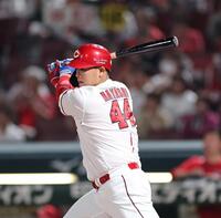 　７回、左前打を放つ林（撮影・市尻達拡）