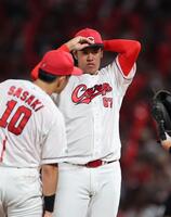 　７回、ピンチを招き、帽子をかぶり直す菊地（撮影・市尻達拡）