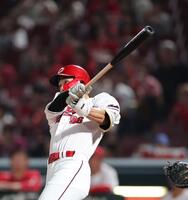 　７回、左犠飛を放つ中村奨（撮影・市尻達拡）