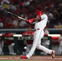 　７回、打球が左足に直撃するファビアン（撮影・市尻達拡）