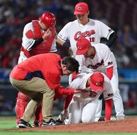 　３回、ビシエドの打球が右足首付近に当たり、グラウンドに倒れ込む高（撮影・市尻達拡）