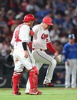 　３回、ビシエドの打球が右足首付近に当たり、痛がる高（撮影・市尻達拡）